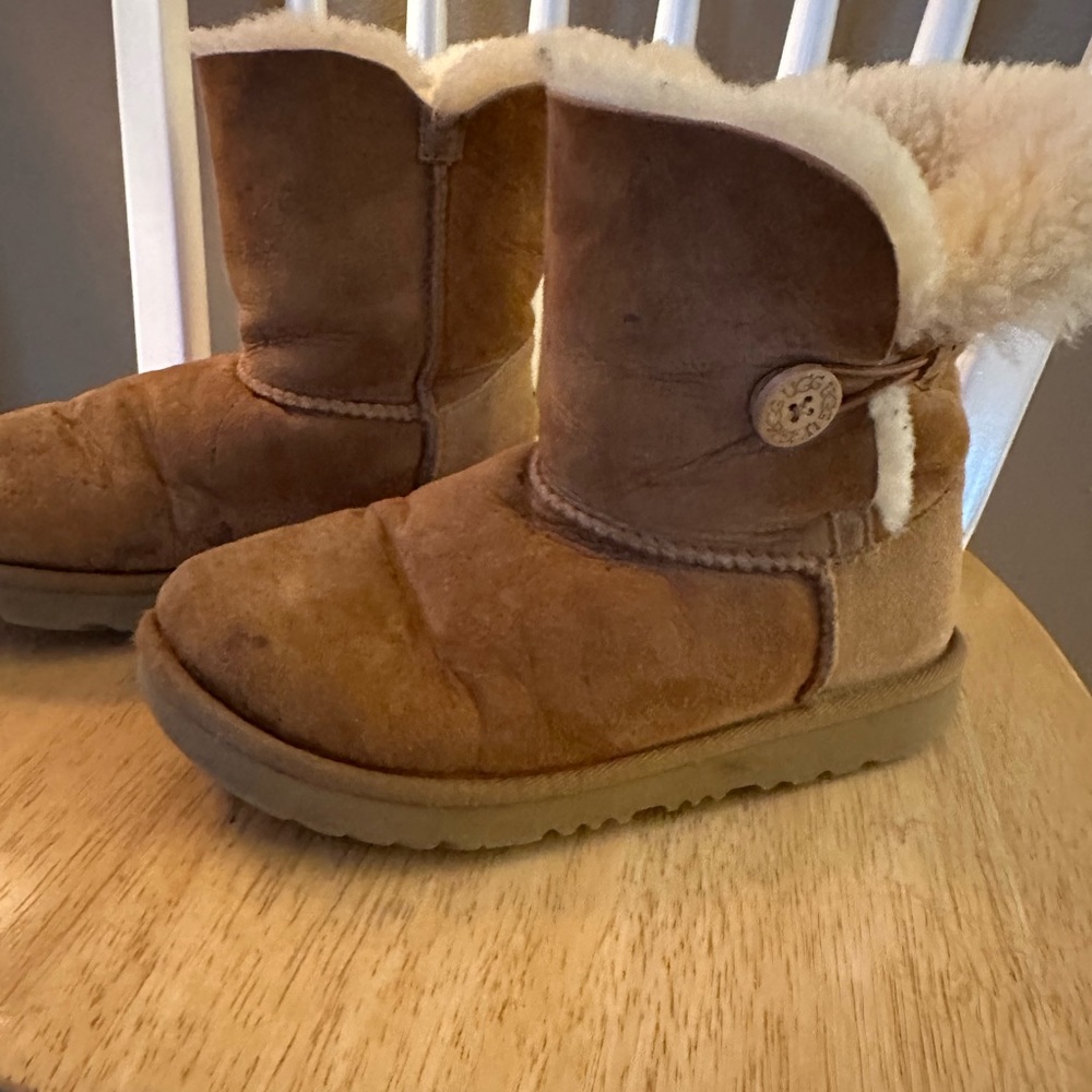 Uggs girls size 4 equivalent to a women’s size 6